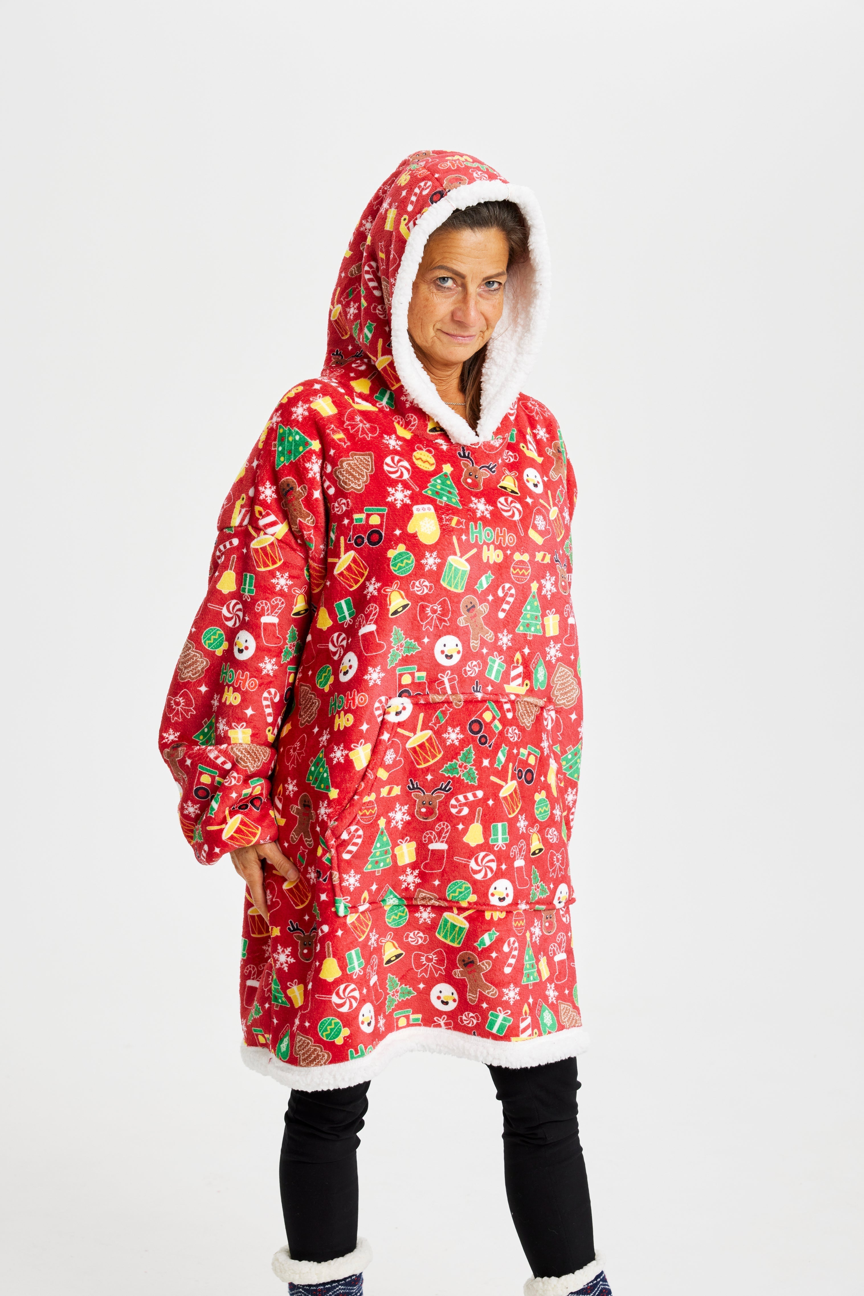 Eine Frau posiert mit einem roten Weihnachtskapuzenpullover.